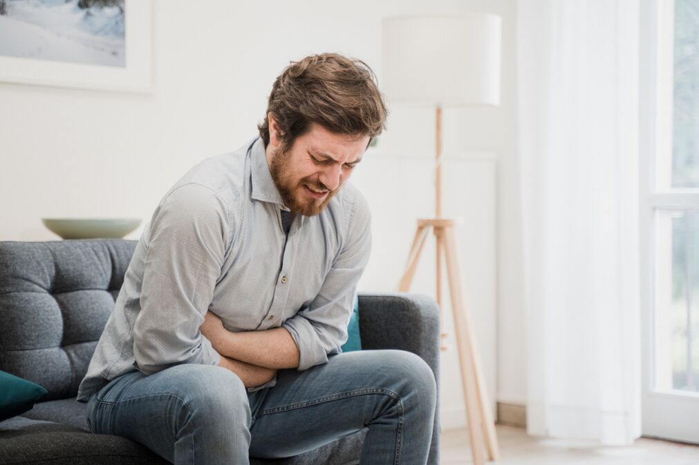 Un home ten síntomas de prostatite