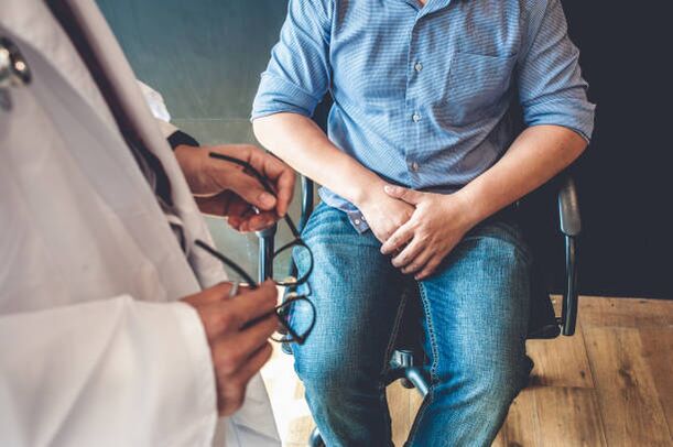 Un home con síntomas de prostatite na cita dun médico