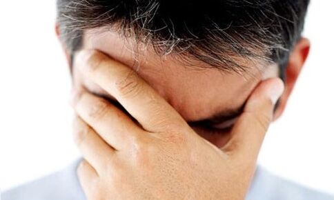 Un home pensa en tratar a prostatite